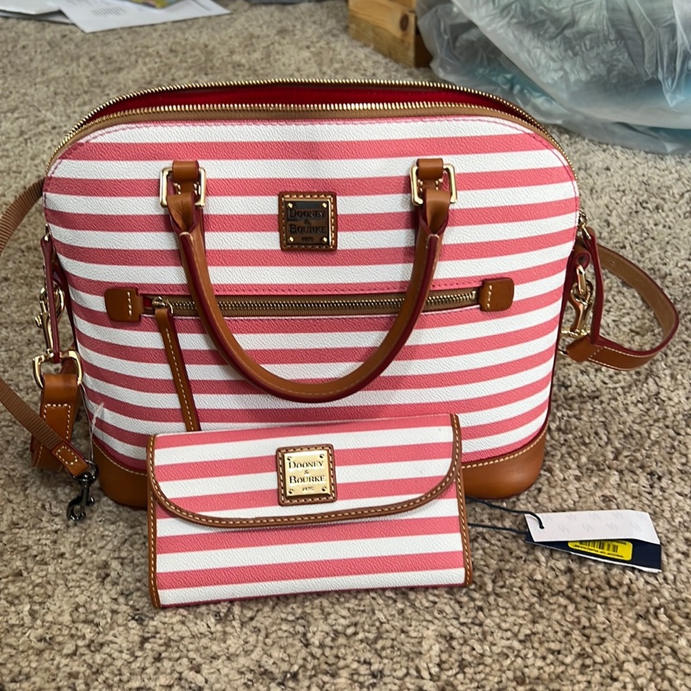 🆕Dooney Bourke Handbag/ Wallet🎄